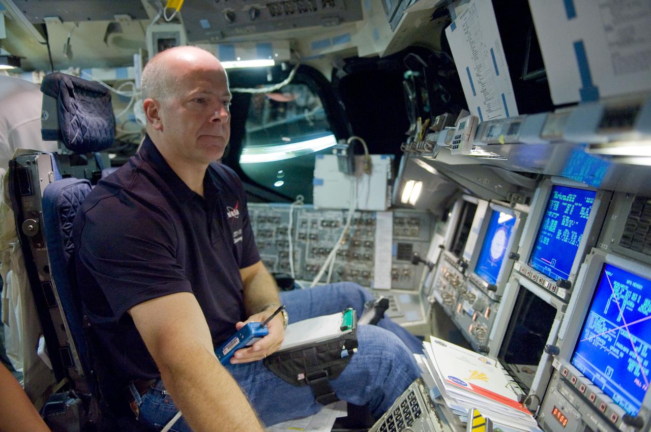 JSC2009-E-207369 (11 Sept. 2009) --- NASA astronaut Alan Poindexter, STS-131 commander, occupies the commander?s station during a training session in the shuttle mission simulator (SMS) in the Jake Garn Simulation and Training Facility at NASA?s Johnson Space Center.