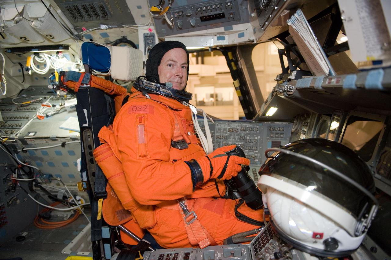 JSC2009-E-207947 (14 Sept. 2009) --- NASA astronaut Alan Poindexter, STS-131 commander, attired in a training version of his shuttle launch and entry suit, occupies the commander?s station on the flight deck of the Full Fuselage Trainer (FFT) in the Space Vehicle Mock-up Facility at NASA's Johnson Space Center.
