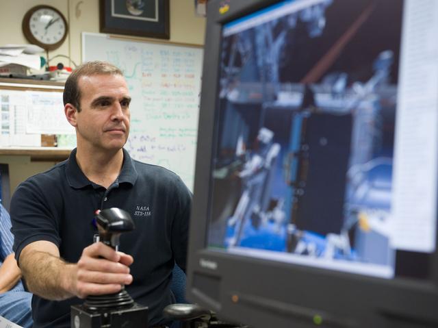 NASA image: STS-131 crew during VR Lab MSS/EVAB SUPT3 Team 91016 training 