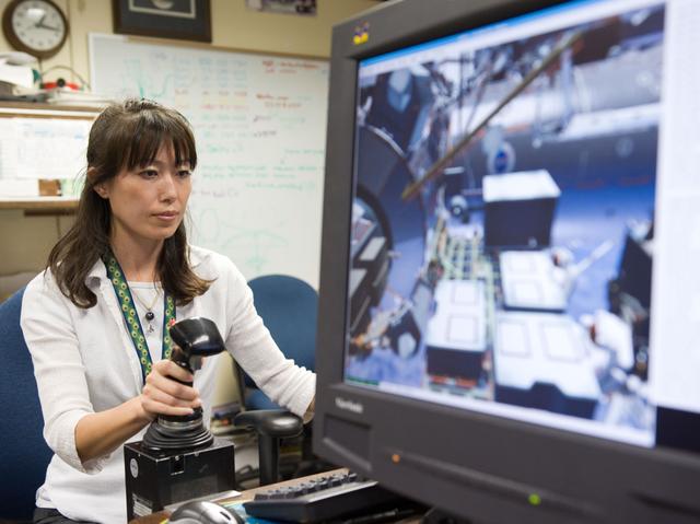 NASA image: STS-131 crew during VR Lab MSS/EVAB SUPT3 Team 91016 training 