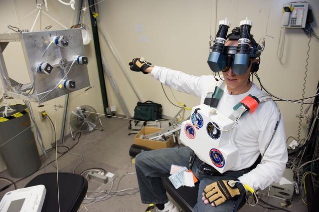 NASA image: STS-131 crew during VR Lab MSS/EVAB SUPT3 Team 91016 training 