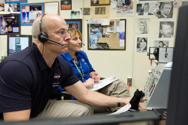 NASA image: STS-131 crew during VR Lab MSS/EVAB SUPT3 Team 91016 training 