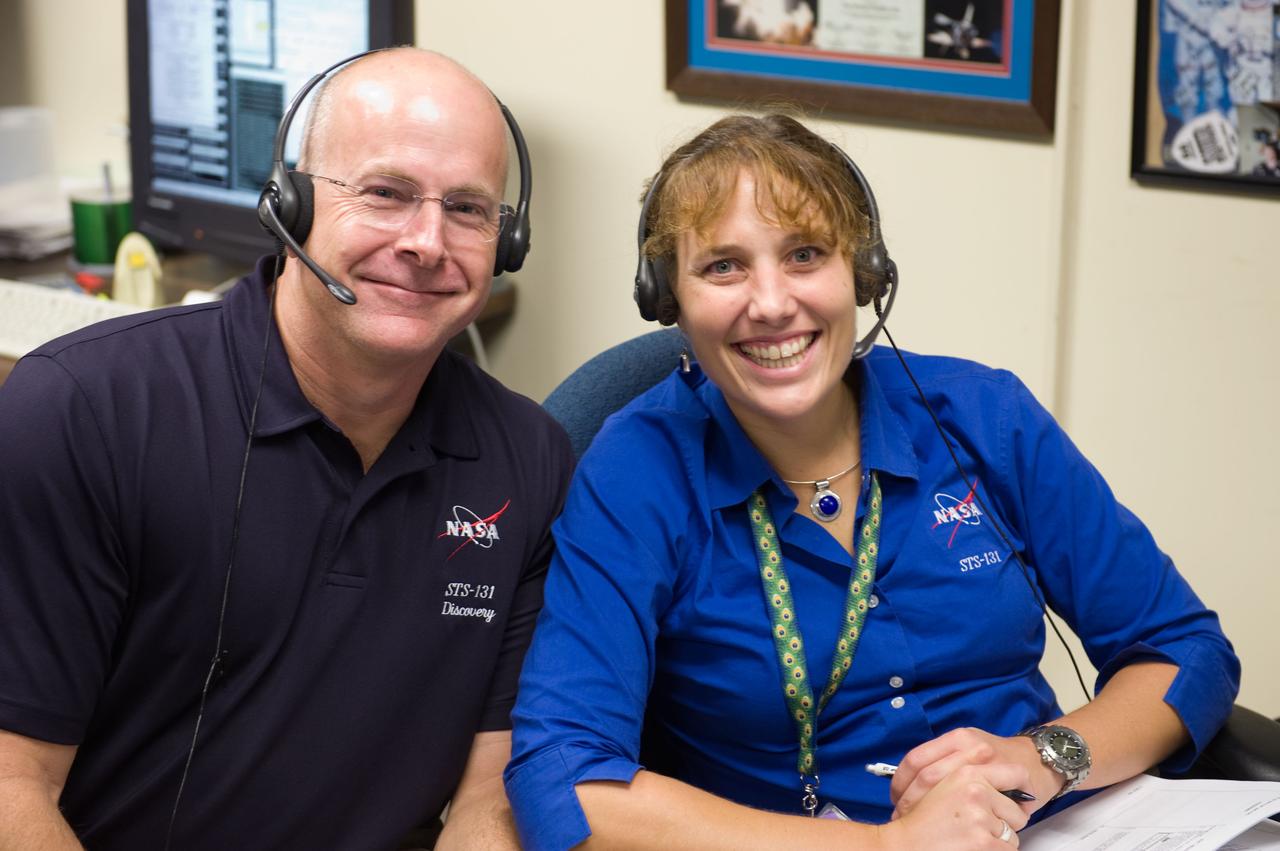 JSC2009-E-214352 (25 Sept. 2009) --- NASA astronauts Alan Poindexter, STS-131 commander; and Dorothy Metcalf-Lindenburger, mission specialist, take a moment for a photo during a training session in the virtual reality lab in the Space Vehicle Mock-up Facility at NASA's Johnson Space Center.