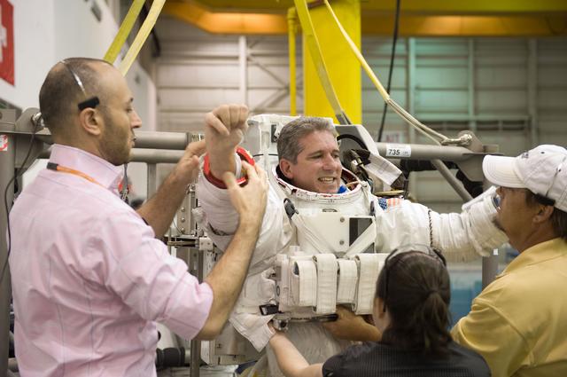 NASA image: STS-132 Preflight Training - Dive with Garret Reisman, Mike Goode and Stephen Bowen 