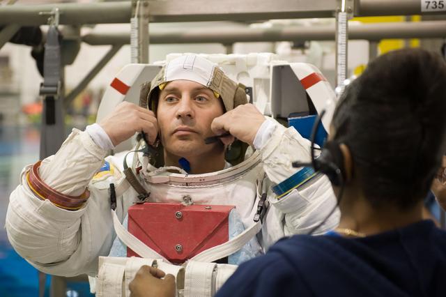 NASA image: STS-132 Preflight Training - Dive with Garret Reisman, Mike Goode and Stephen Bowen 