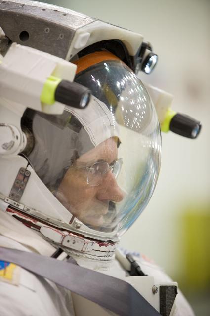 NASA image: STS-132 Preflight Training - Dive with Garret Reisman, Mike Goode and Stephen Bowen 