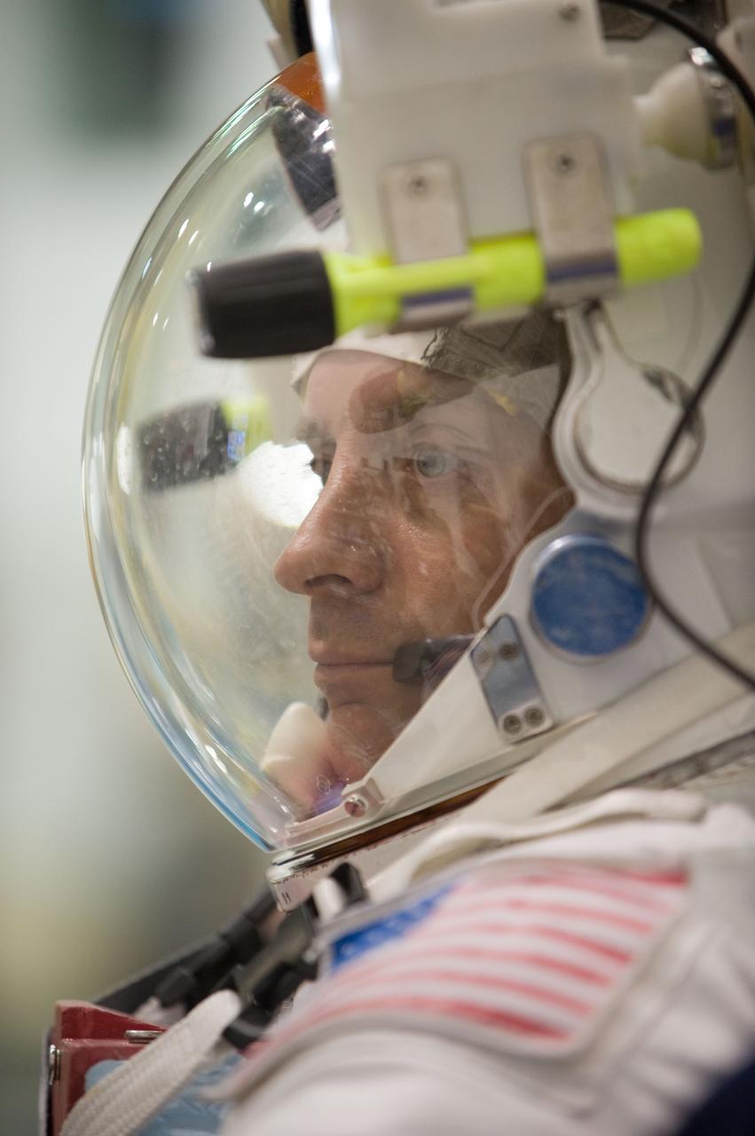 JSC2009-E-215166 (30 Sept. 2009) --- Attired in a training version of his Extravehicular Mobility Unit (EMU) spacesuit, astronaut Garrett Reisman, STS-132 mission specialist, awaits the start of a spacewalk training session in the waters of the Neutral Buoyancy Laboratory (NBL) near NASA's Johnson Space Center.