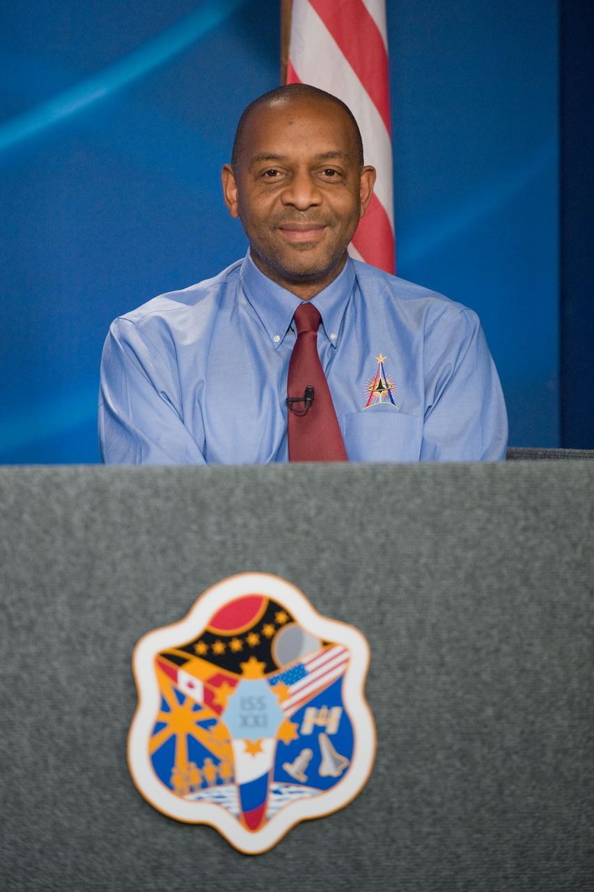 PHOTO DATE: 10-16-09 LOCATION: Bldg. 2S - Rm 122 Press Conference SUBJECT:  STS-129 Press Conference and media photo portraits PHOTOGRAPHER: Lauren Harnett