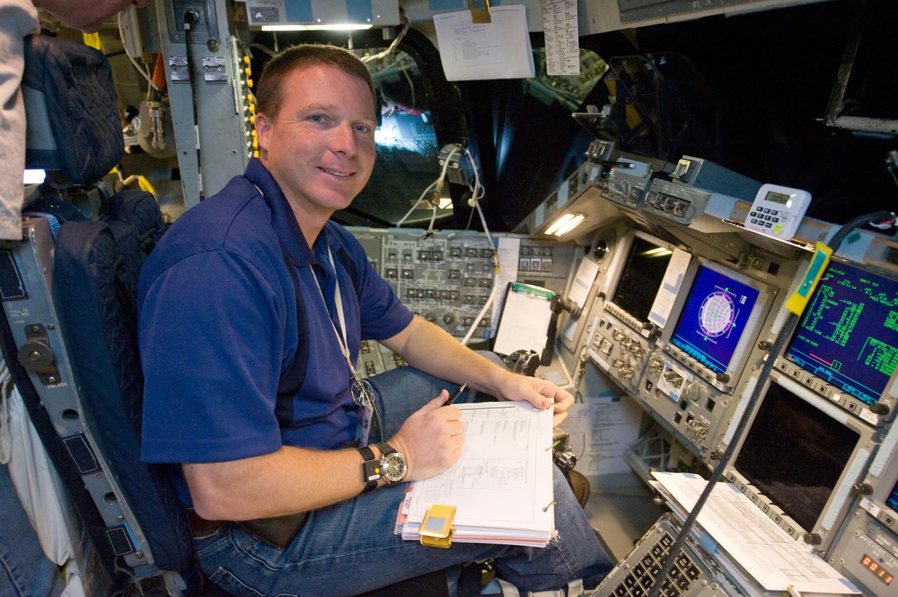 JSC2009-E-240773 (12 Nov. 2009) --- Astronaut Terry Virts, STS-130 pilot, occupies the commander?s station during a training session in the fixed-base shuttle mission simulator (SMS) in the Jake Garn Simulation and Training Facility at Johnson Space Center.
