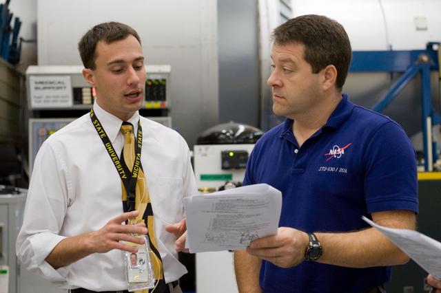 NASA image: STS-130 crew training during their ISS EVA P/P 33105 training in the SSMTF 