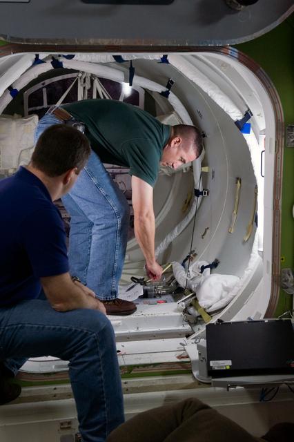 NASA image: STS-130 crew training during their ISS EVA P/P 33105 training in the SSMTF 