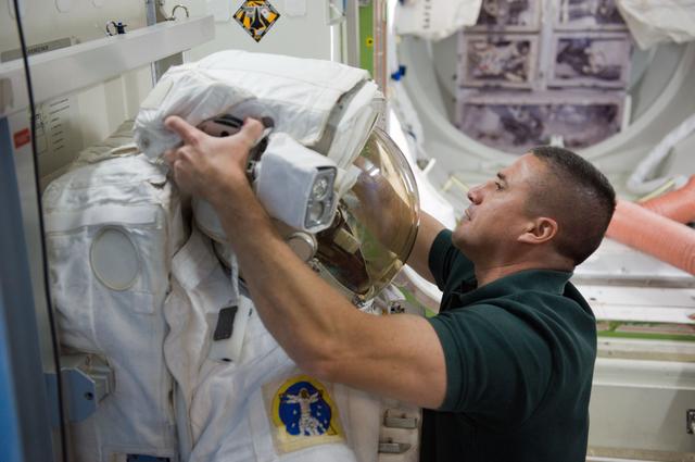 NASA image: STS-130 crew training during their ISS EVA P/P 33105 training in the SSMTF 