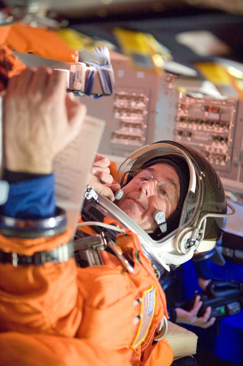 JSC2009-E-286677 (21 Dec. 2009) --- Astronaut Stephen Robinson, STS-130 mission specialist, attired in a training version of his shuttle launch and entry suit, participates in a training session in the Mission Simulation Development Facility at NASA's Johnson Space Center.