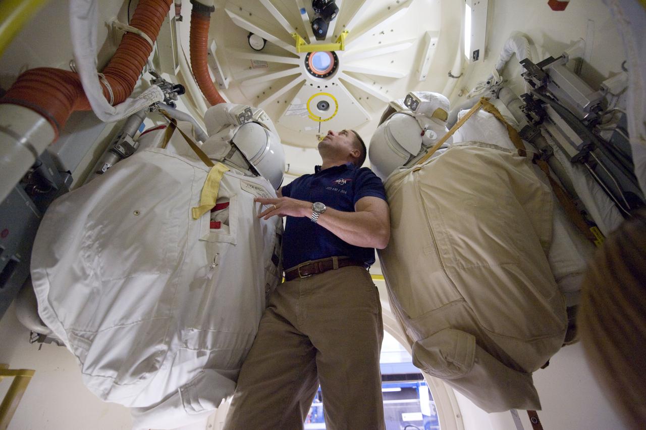 JSC2009-E-286951 (22 Dec. 2009) --- Astronaut George Zamka, STS-130 commander, participates in an ingress/egress timeline training session in a shuttle mock-up in the Space Vehicle Mock-up Facility at NASA's Johnson Space Center.