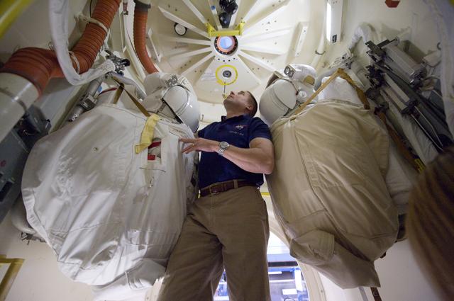 NASA image: STS-130 crew during SSMTF IN/EG TIMELINE training in building 9NW 