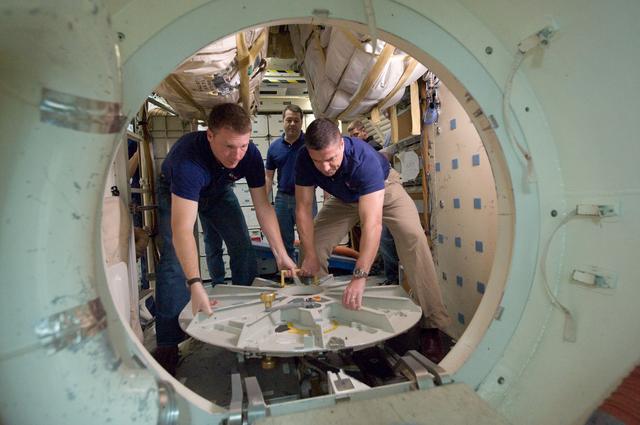 NASA image: STS-130 crew during SSMTF IN/EG TIMELINE training in building 9NW 