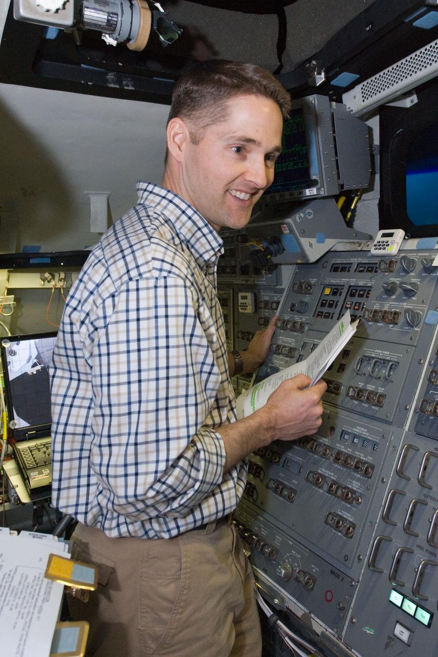 JSC2010-E-006702 (5 Jan. 2010) --- NASA astronaut James P. Dutton Jr., STS-131 pilot, participates in an undocking timeline training session in the Guidance and Navigation Simulator in the Mission Simulation Development Facility at NASA's Johnson Space Center.