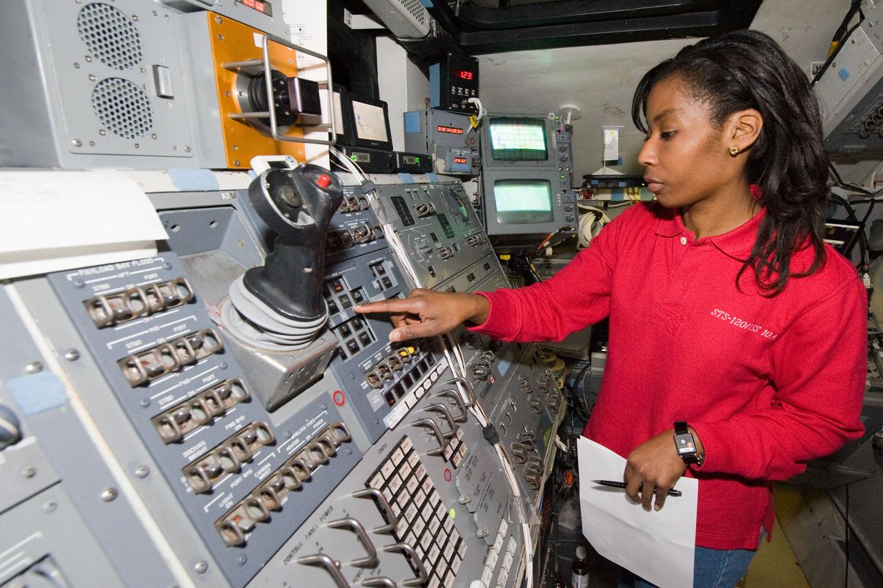 JSC2010-E-006712 (5 Jan. 2010) --- NASA astronaut Stephanie Wilson, STS-131 mission specialist, participates in an undocking timeline training session in the Guidance and Navigation Simulator in the Mission Simulation Development Facility at NASA's Johnson Space Center.