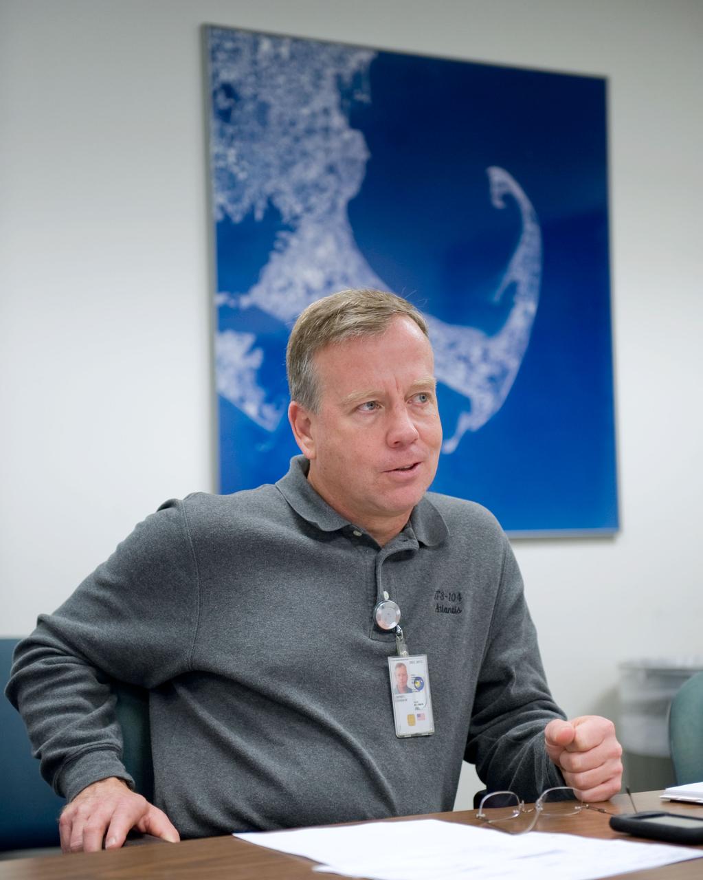 JSC2010-E-006722 (5 Jan. 2010) --- NASA astronaut Steven Lindsey, STS-133 commander, is pictured during a training scheduling session at NASA?s Johnson Space Center.
