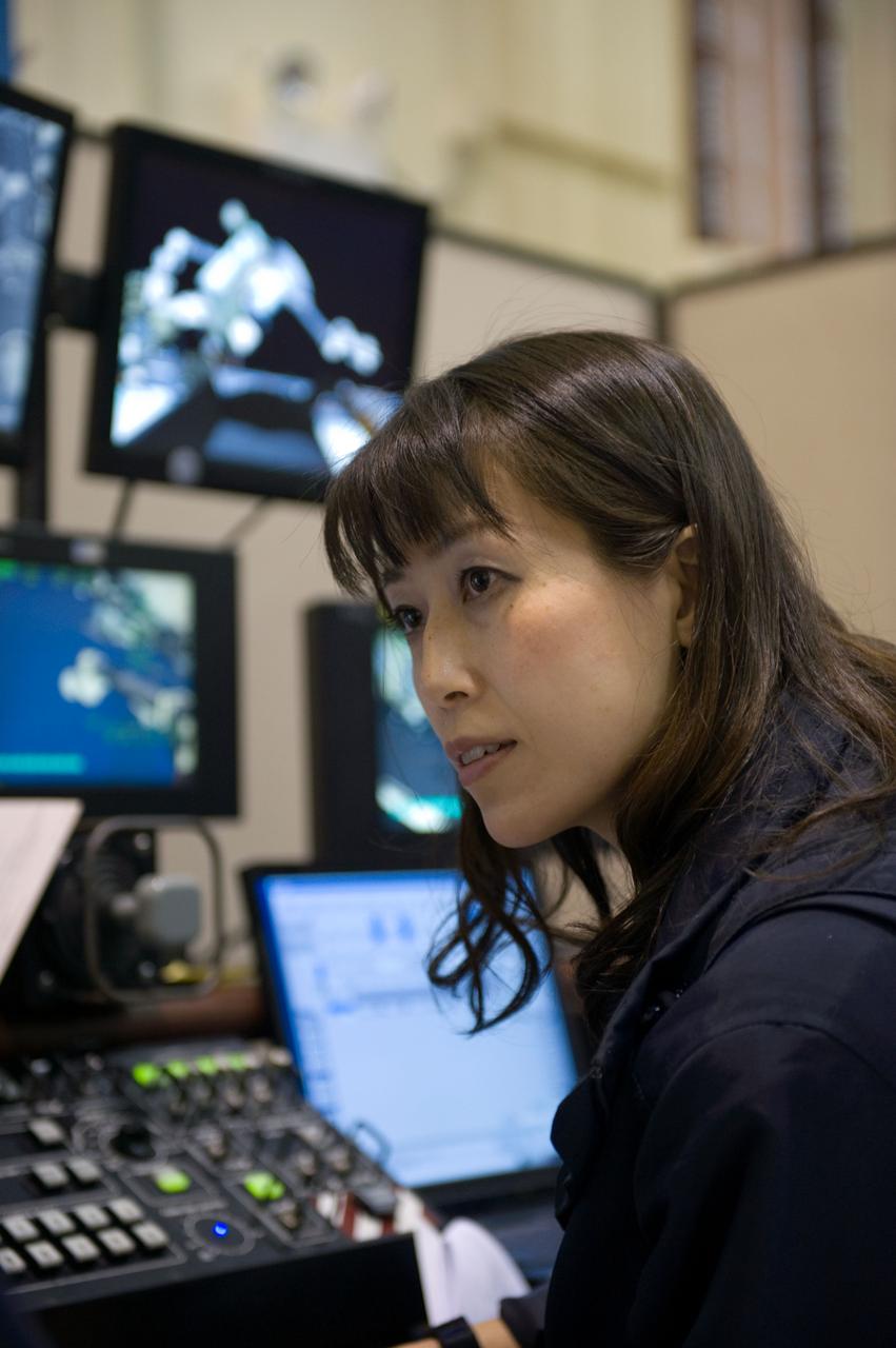 JSC2010-E-009784 (15 Jan. 2010) --- Japan Aerospace Exploration Agency (JAXA) astronaut Naoko Yamazaki, STS-131 mission specialist, participates in a simulation exercise using the Space Station Remote Manipulator System (SSRMS) simulator in the Avionics Systems Laboratory at NASA?s Johnson Space Center.