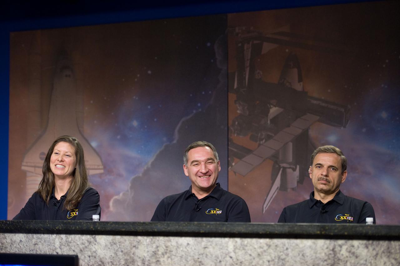 PHOTO DATE: 01-21-10 LOCATION: Bldg 2, rm 122 SUBJECT: Expedition 23 press conference PHOTOGRAPHER: James Blair