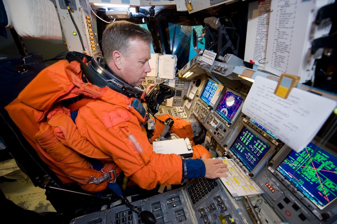 JSC2010-E-014040 (25 Jan. 2010) --- Attired in a training version of his shuttle launch and entry suit, NASA astronaut Steven Lindsey, STS-133 commander, occupies the commander?s station during a simulation exercise in the motion-base shuttle mission simulator in the Jake Garn Simulation and Training Facility at NASA?s Johnson Space Center.