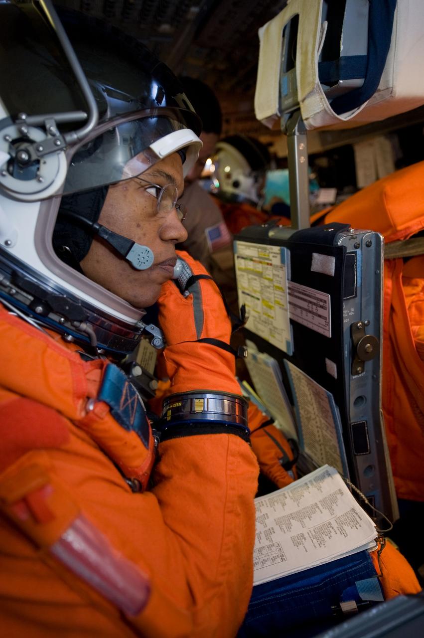 JSC2010-E-014042 (25 Jan. 2010) --- Attired in a training version of his shuttle launch and entry suit, NASA astronaut Alvin Drew, STS-133 mission specialist, participates in a simulation exercise in the motion-base shuttle mission simulator in the Jake Garn Simulation and Training Facility at NASA?s Johnson Space Center.