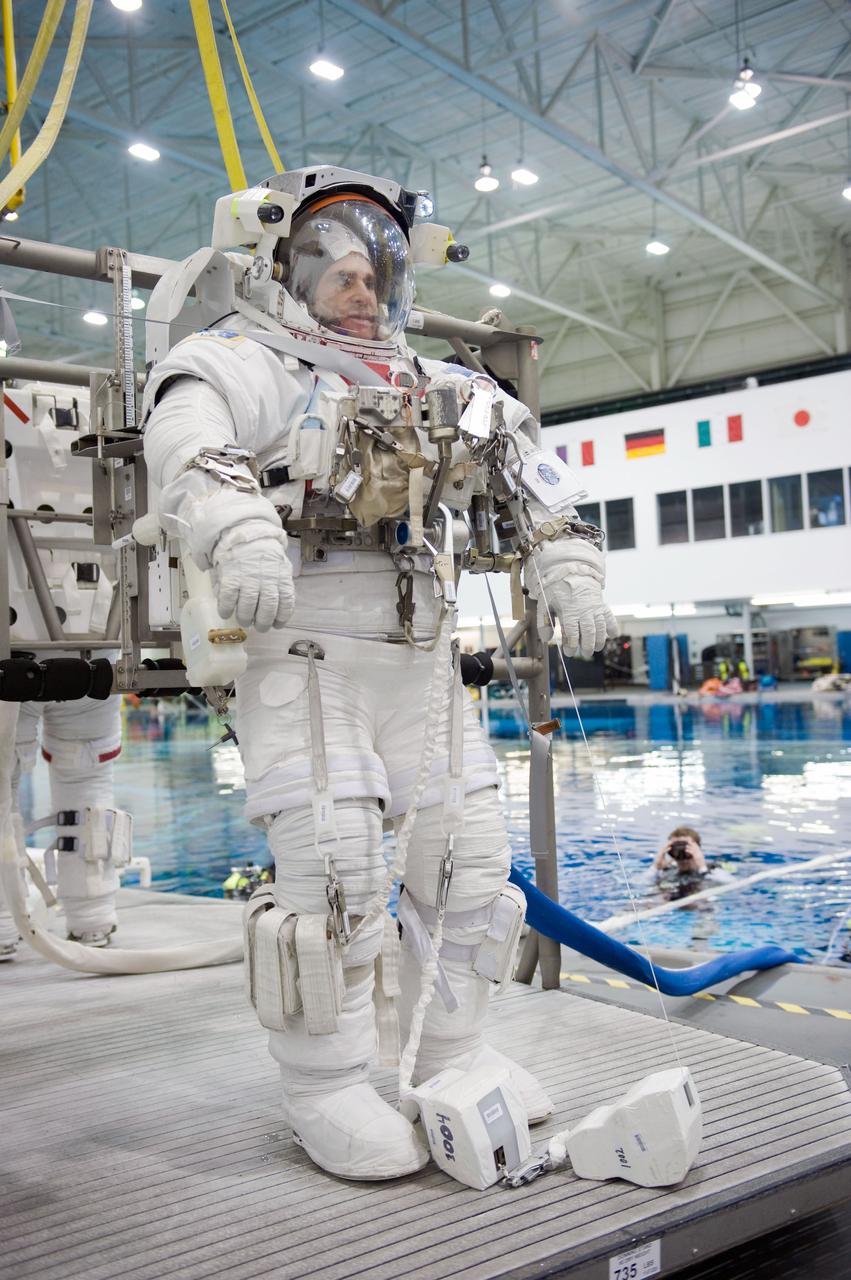 JSC2010-E-014291 (27 Jan. 2010) --- NASA astronaut Greg Chamitoff, STS-134 mission specialist, attired in a training version of his Extravehicular Mobility Unit (EMU) spacesuit, awaits the start of a spacewalk training session in the waters of the Neutral Buoyancy Laboratory (NBL) near NASA's Johnson Space Center.
