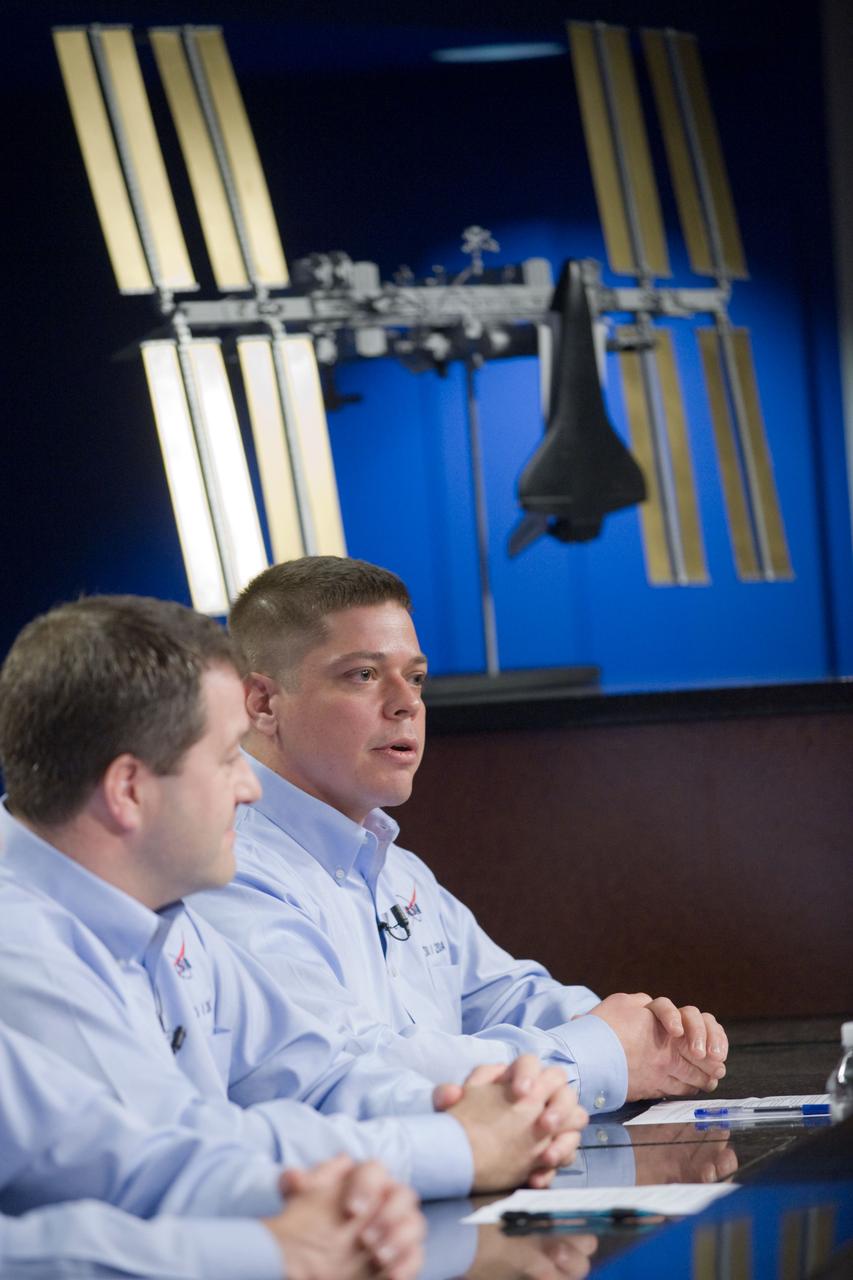 PHOTO DATE: 01-29-10 LOCATION: BLDG 2 PRESS ROOM SUBJECT:  STS-130 Press Conference WORK ORDER:  0274-STS130PC-01-29-10 PHOTOGRAPHER: BILL STAFFORD X34753