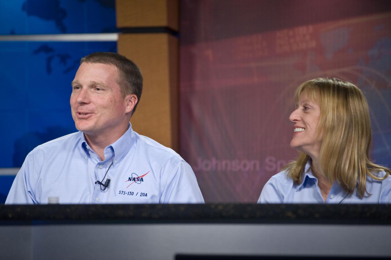 PHOTO DATE: 01-29-10 LOCATION: BLDG 2 PRESS ROOM SUBJECT:  STS-130 Press Conference WORK ORDER:  0274-STS130PC-01-29-10 PHOTOGRAPHER: BILL STAFFORD X34753