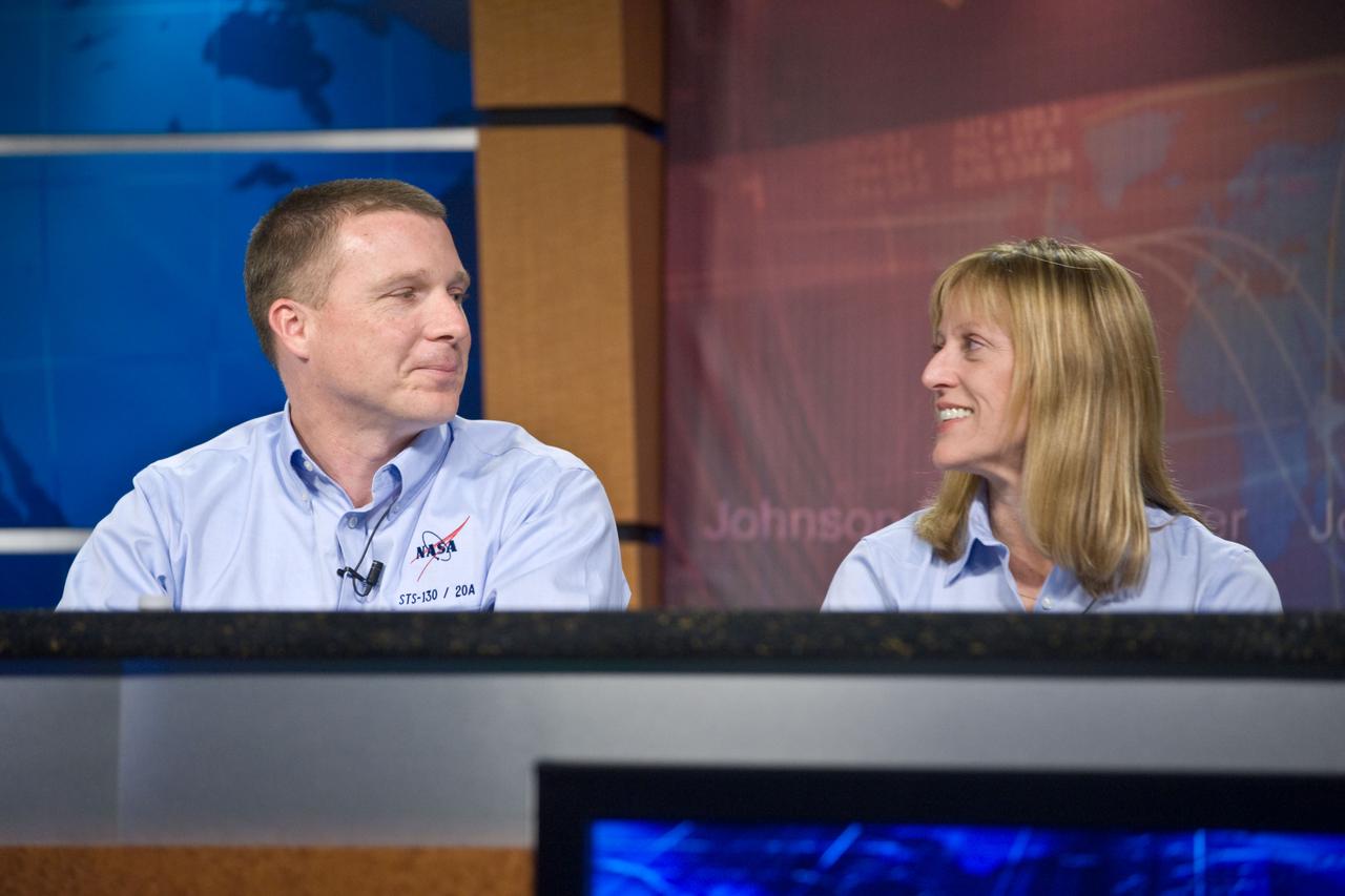 PHOTO DATE: 01-29-10 LOCATION: BLDG 2 PRESS ROOM SUBJECT:  STS-130 Press Conference WORK ORDER:  0274-STS130PC-01-29-10 PHOTOGRAPHER: BILL STAFFORD X34753
