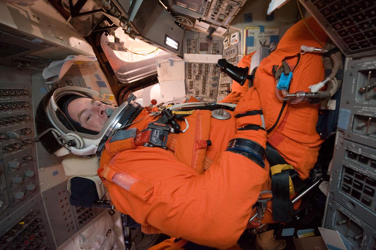 JSC2010-E-017740 (29 Jan. 2010) --- NASA astronaut Alan Poindexter, STS-131 commander, attired in a training version of his shuttle launch and entry suit, occupies the commander's station on the flight deck of the Full Fuselage Trainer (FFT) in the Space Vehicle Mock-up Facility at NASA's Johnson Space Center.