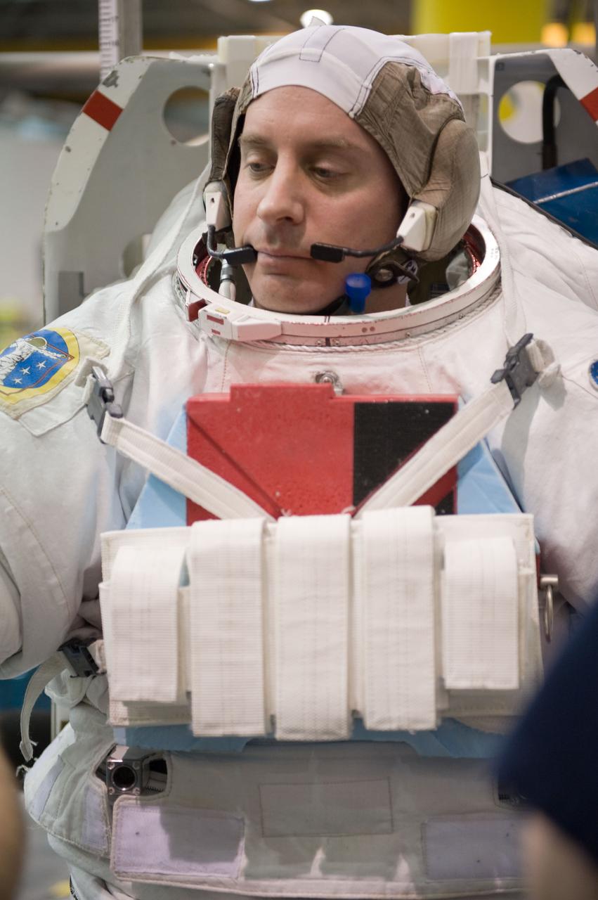 JSC2010-E-019604 (8 Feb. 2010) --- NASA astronaut Garrett Reisman, STS-132 mission specialist, attired in a training version of his Extravehicular Mobility Unit (EMU) spacesuit, awaits the start of a spacewalk training session in the waters of the Neutral Buoyancy Laboratory (NBL) near NASA's Johnson Space Center.