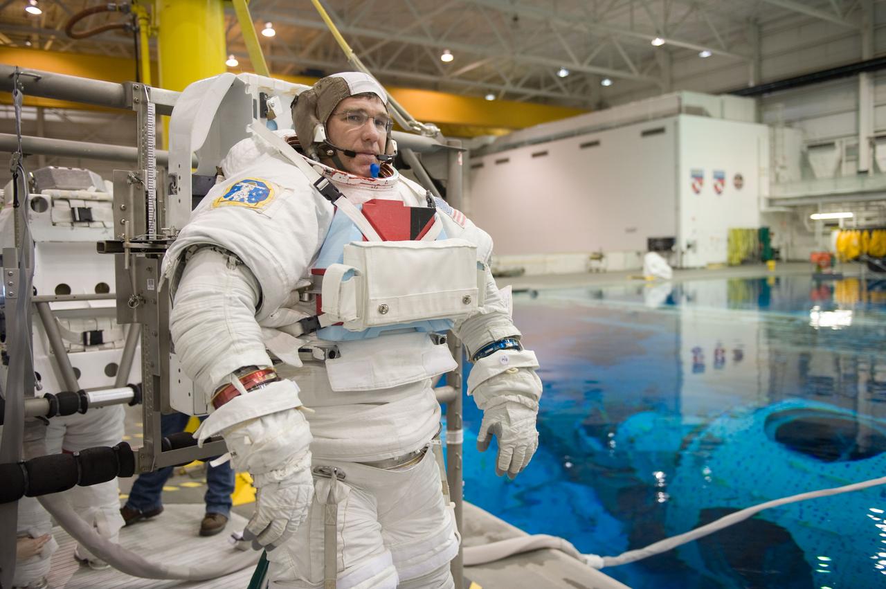 JSC2010-E-019616 (8 Feb. 2010) --- NASA astronaut Steve Bowen, STS-132 mission specialist, attired in a training version of his Extravehicular Mobility Unit (EMU) spacesuit, awaits the start of a spacewalk training session in the waters of the Neutral Buoyancy Laboratory (NBL) near NASA's Johnson Space Center.