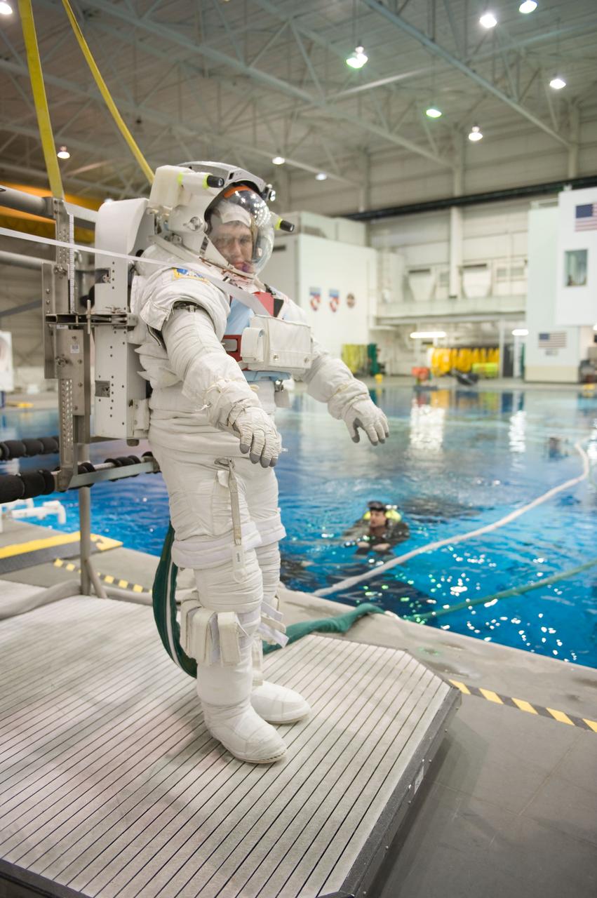 JSC2010-E-019621 (8 Feb. 2010) --- NASA astronaut Steve Bowen, STS-132 mission specialist, attired in a training version of his Extravehicular Mobility Unit (EMU) spacesuit, awaits the start of a spacewalk training session in the waters of the Neutral Buoyancy Laboratory (NBL) near NASA's Johnson Space Center.
