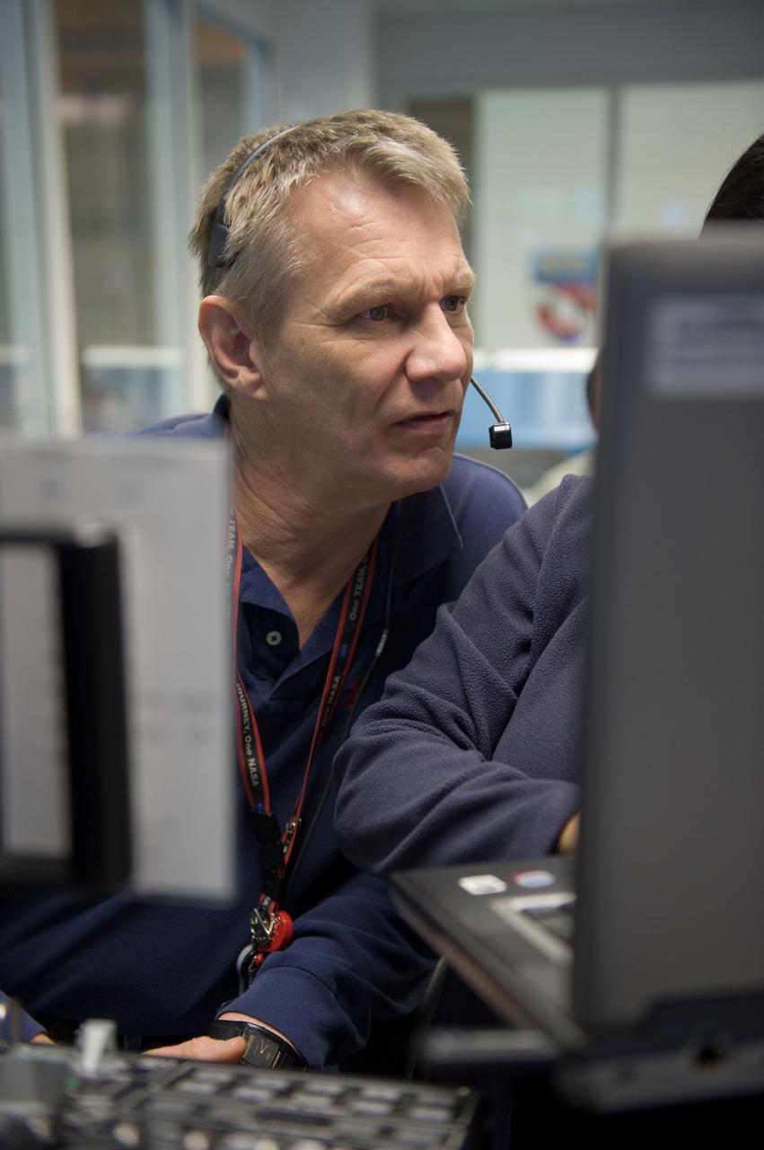 JSC2010-E-019629 (8 Feb. 2010) --- NASA astronaut Piers Sellers, STS-132 mission specialist, participates in a training session in the simulation control area in the Neutral Buoyancy Laboratory (NBL) at the Sonny Carter Training Facility near NASA's Johnson Space Center.