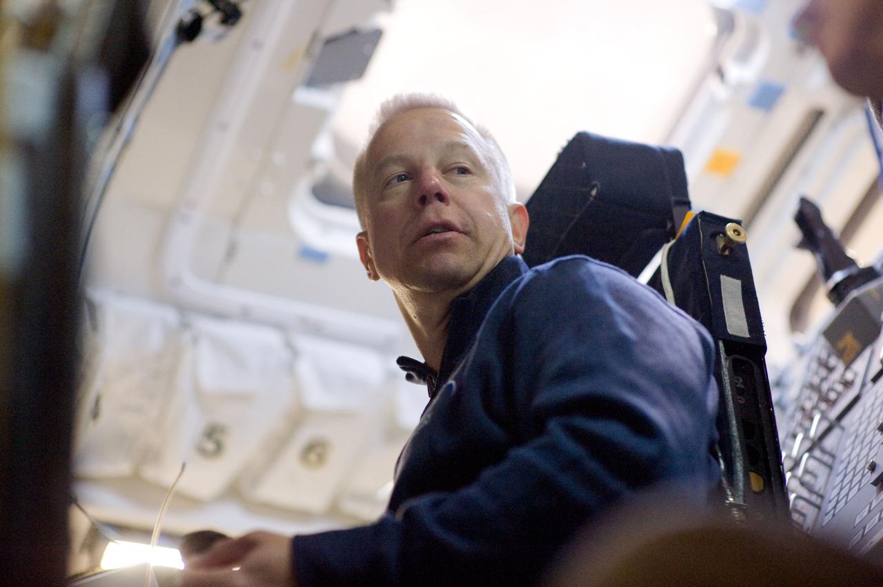 JSC2010-E-023636 (4 Feb. 2010) --- NASA astronaut Tim Kopra, STS-133 mission specialist, participates in training session in a shuttle mock-up in the Space Vehicle Mock-up Facility at NASA's Johnson Space Center.