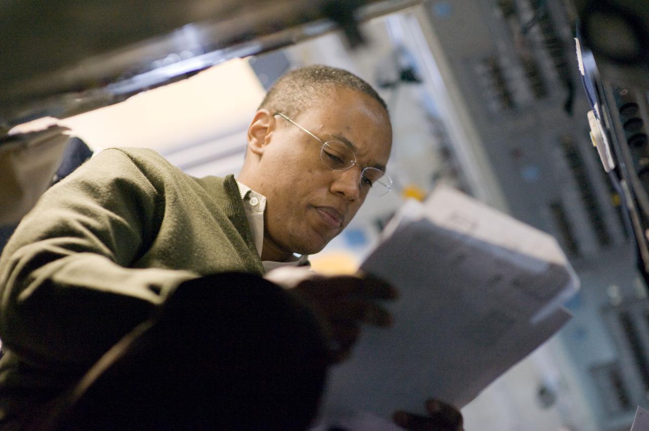 JSC2010-E-023637 (4 Feb. 2010) --- NASA astronaut Alvin Drew, STS-133 mission specialist, participates in training session in a shuttle mock-up in the Space Vehicle Mock-up Facility at NASA's Johnson Space Center.