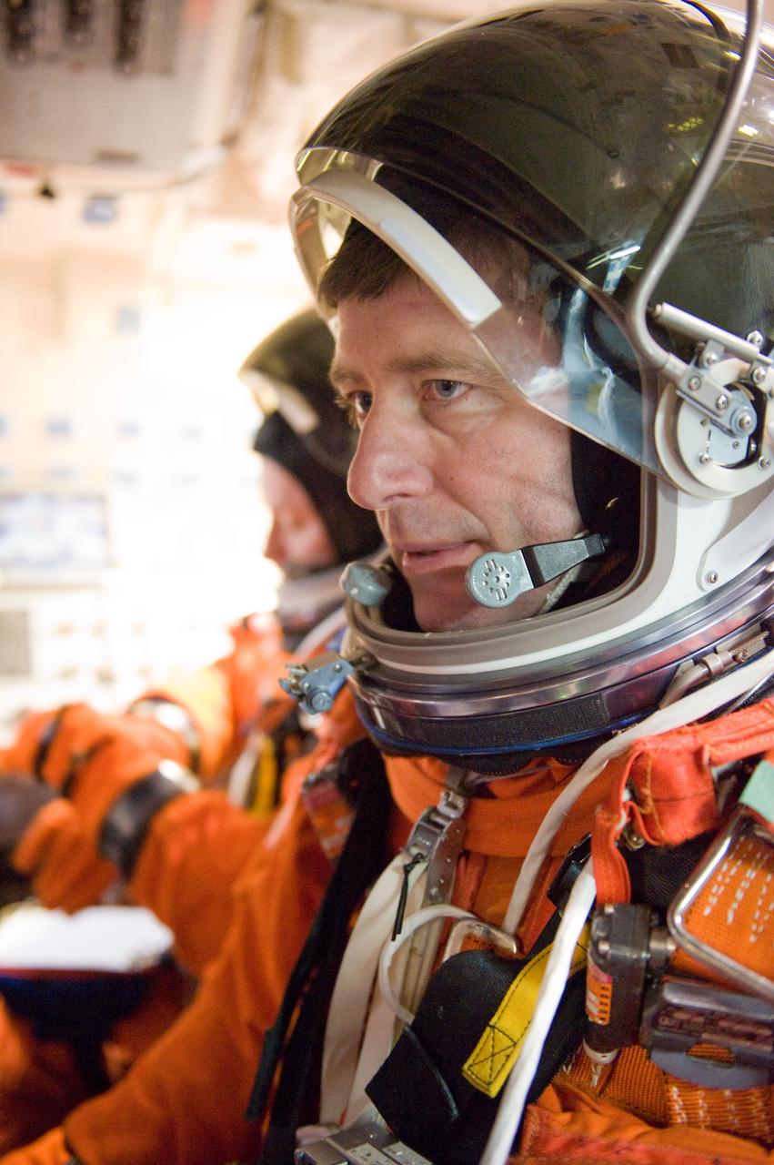 JSC2010-E-024599 (11 Feb. 2010) --- Attired in a training version of his shuttle launch and entry suit, European Space Agency astronaut Roberto Vittori, STS-134 mission specialist, participates in a training session on the flight deck of the crew compartment trainer (CCT-2) in the Space Vehicle Mockup Facility at NASA's Johnson Space Center.