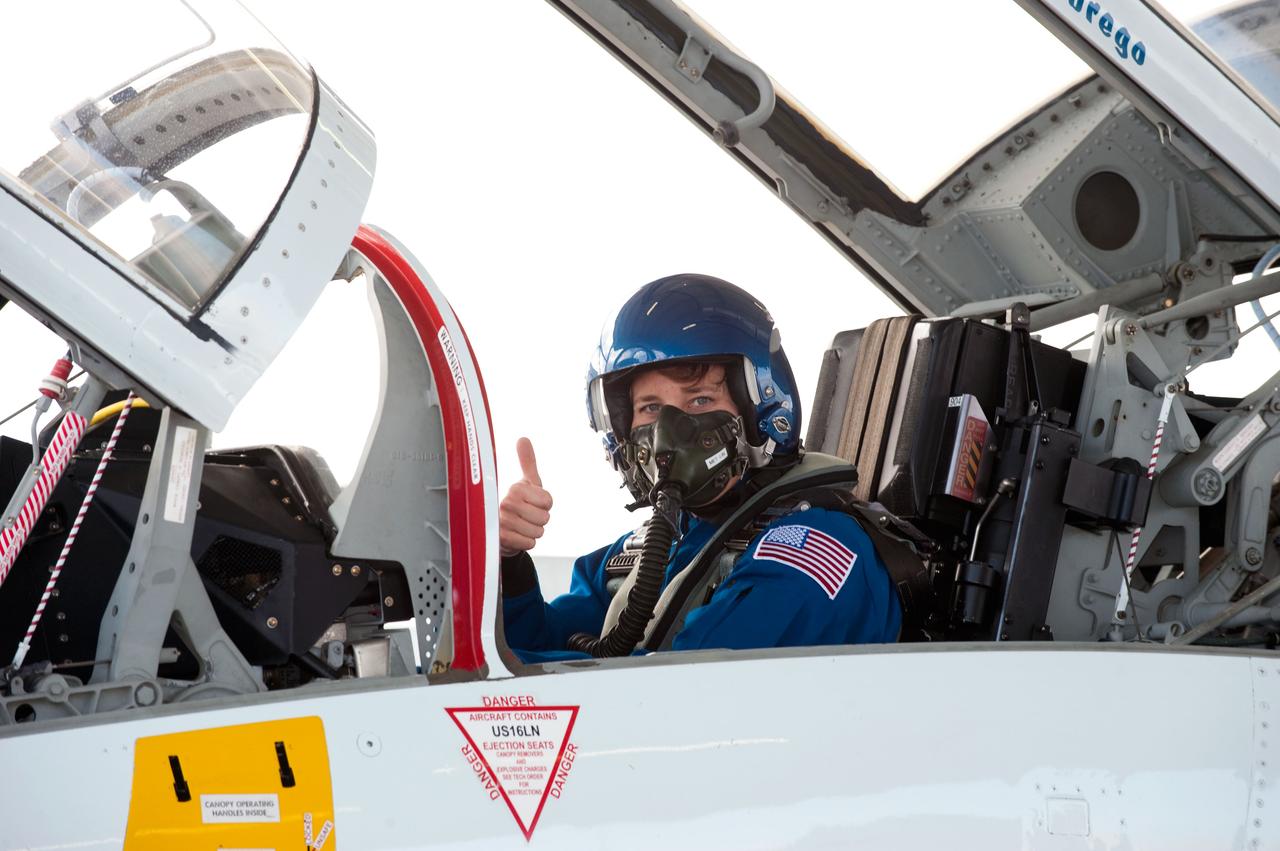 JSC2010-E-032826 (1 March 2010) --- NASA astronaut Dorothy Metcalf-Lindenburger, STS-131 mission specialist, gives a ?thumbs-up? signal as she prepares for a flight in a NASA T-38 trainer jet from Ellington Field near NASA's Johnson Space Center to Kennedy Space Center, Florida.