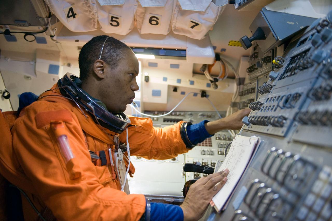 JSC2010-E-042096 (23 March 2010) --- Attired in a training version of his shuttle launch and entry suit, NASA astronaut Alvin Drew, STS-133 mission specialist, participates in a post insertion/de-orbit training session on the aft flight deck of the crew compartment trainer (CCT-2) in the Space Vehicle Mockup Facility at NASA's Johnson Space Center.