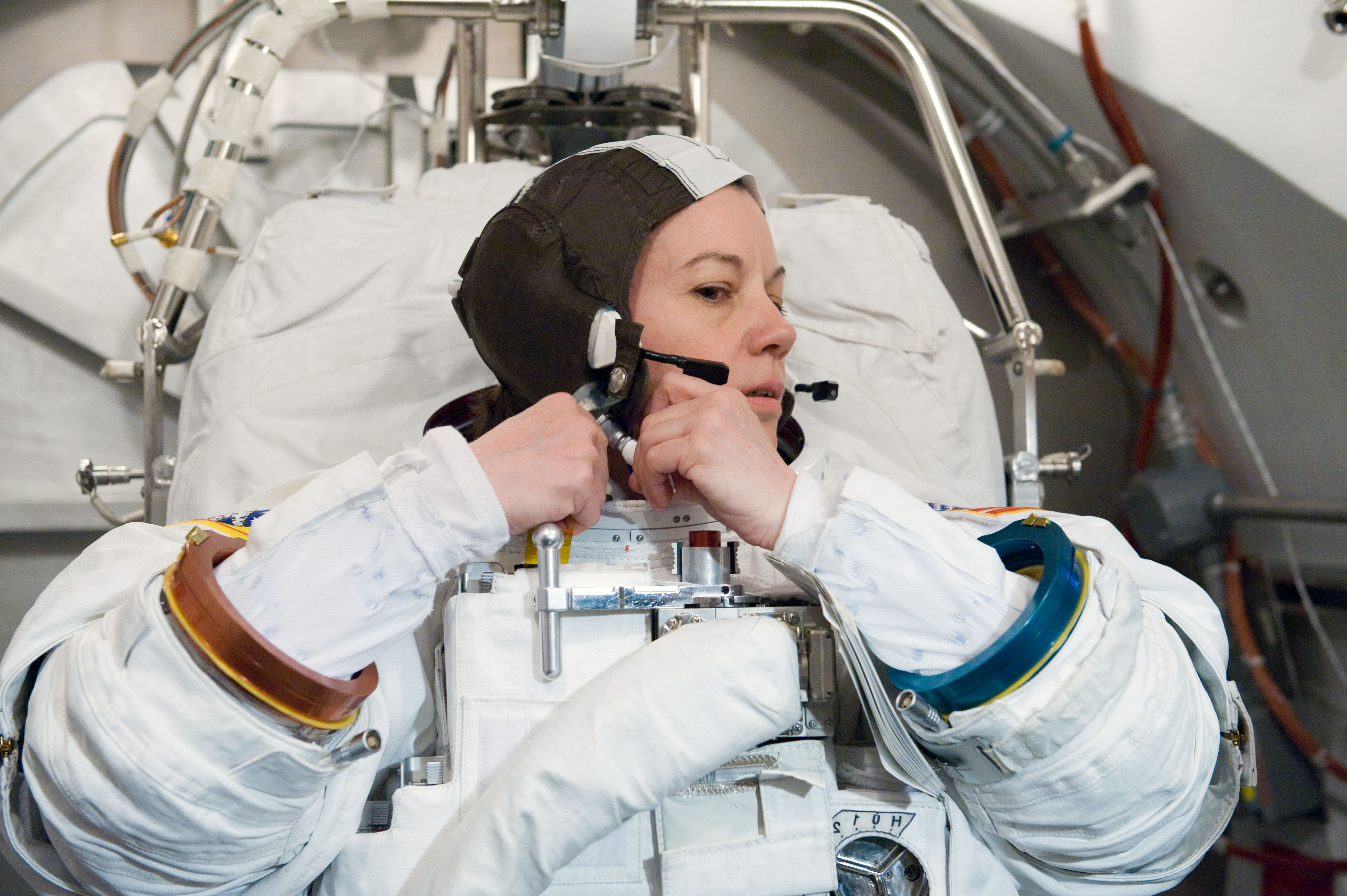 PHOTO DATE(S):  23 March 2010     LOCATION: Bldg 7/SSATA Chamber SUBJECT: Cady Coleman  during INC-26 SSATA Crew Training PHOTOGRAPHER: Mark Sowa