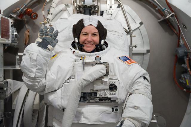 NASA image: STB-SS-898  INC-26 SSATA Crew Training - CM Coleman