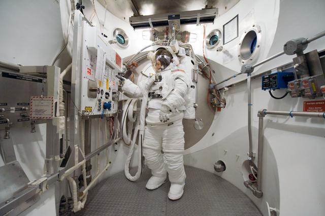 NASA image: STB-SS-898  INC-26 SSATA Crew Training - CM Coleman