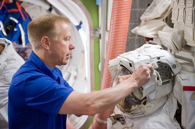 NASA image: STS-133 crew during SSMTF ISS EVA P/P training