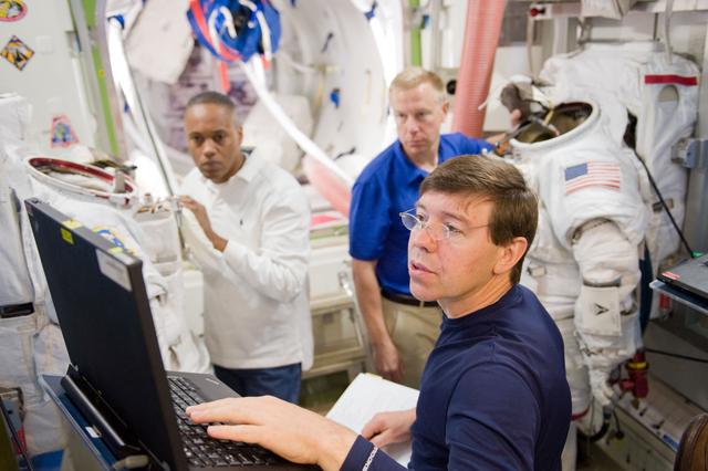 NASA image: STS-133 crew during SSMTF ISS EVA P/P training