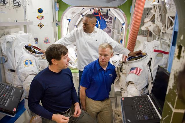 NASA image: STS-133 crew during SSMTF ISS EVA P/P training