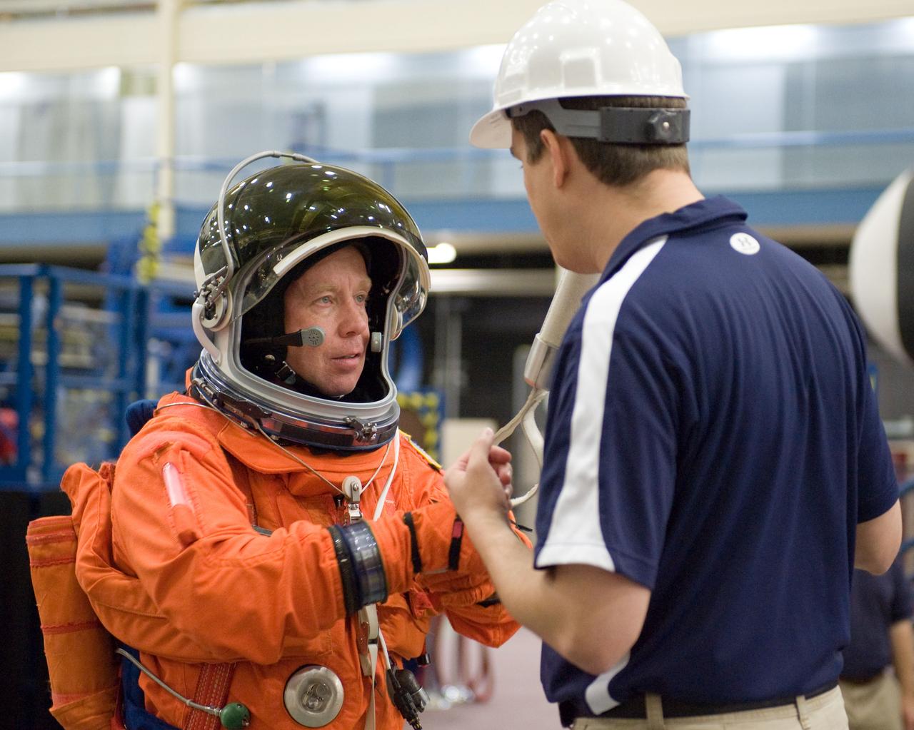 JSC2010-E-046409 (31 March 2010) --- Attired in a training version of his shuttle launch and entry suit, NASA astronaut Steve Lindsey, STS-133 commander, participates in a Full Fuselage Trainer (FFT) mock-up training session in the Space Vehicle Mockup Facility at NASA's Johnson Space Center.