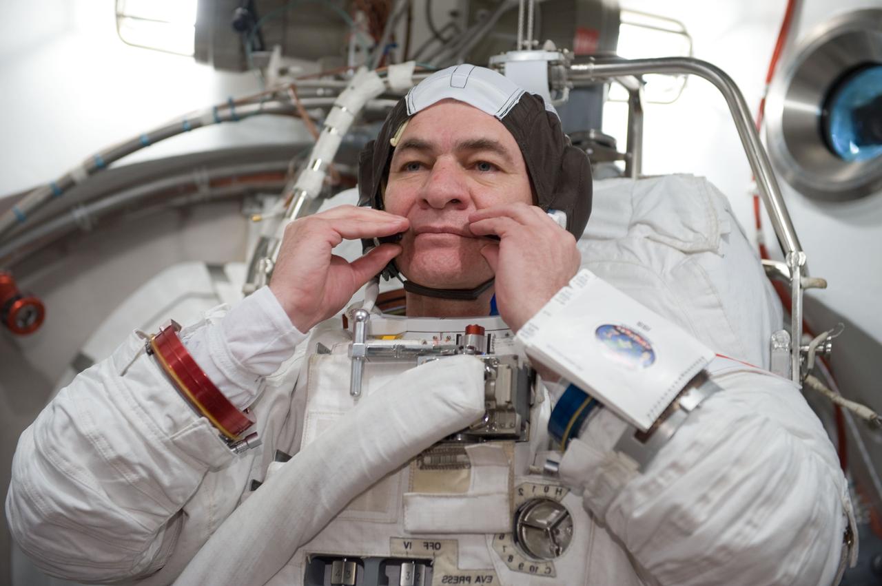 PHOTO DATE: 4/5/10, Time: 1000 LOCATION: Bldg 7/SSATA Chamber SUBJECT: STB-ST-903 - INC 26 SSATA Crew Training: Paolo Nespoli Photographer: James Blair