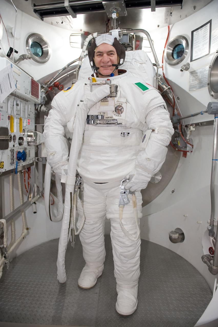 PHOTO DATE: 4/5/10, Time: 1000 LOCATION: Bldg 7/SSATA Chamber SUBJECT: STB-ST-903 - INC 26 SSATA Crew Training: Paolo Nespoli Photographer: James Blair